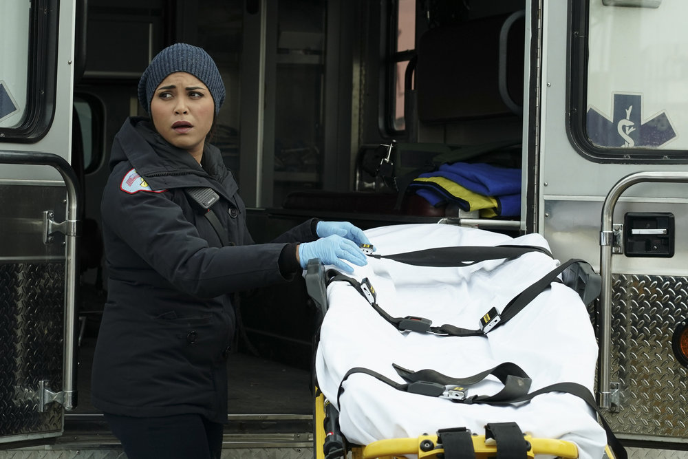Gabriela Dawson (Monica Raymund) à l'arrière de l'ambulance