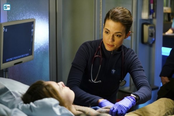 Natalie Manning, joué par Torrey de Vitto, traite un patient