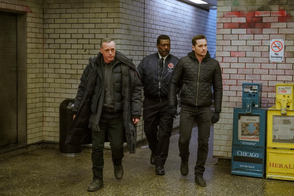 Chef Boden (Eamonn Walker) avec le sergent Voight (Jason Beghe) et le détective Halstead (Jesse Lee Soffer) dans une station de métro