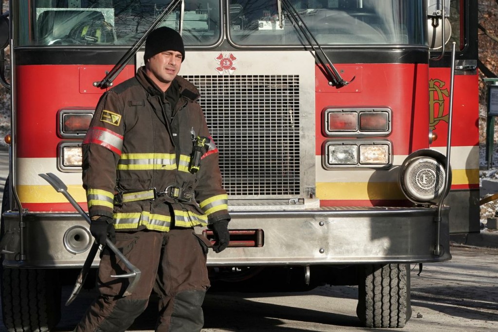 Le lieutement Severie (Taylor Kinney) devant son camion de pompier sur les lieux d'un accident
