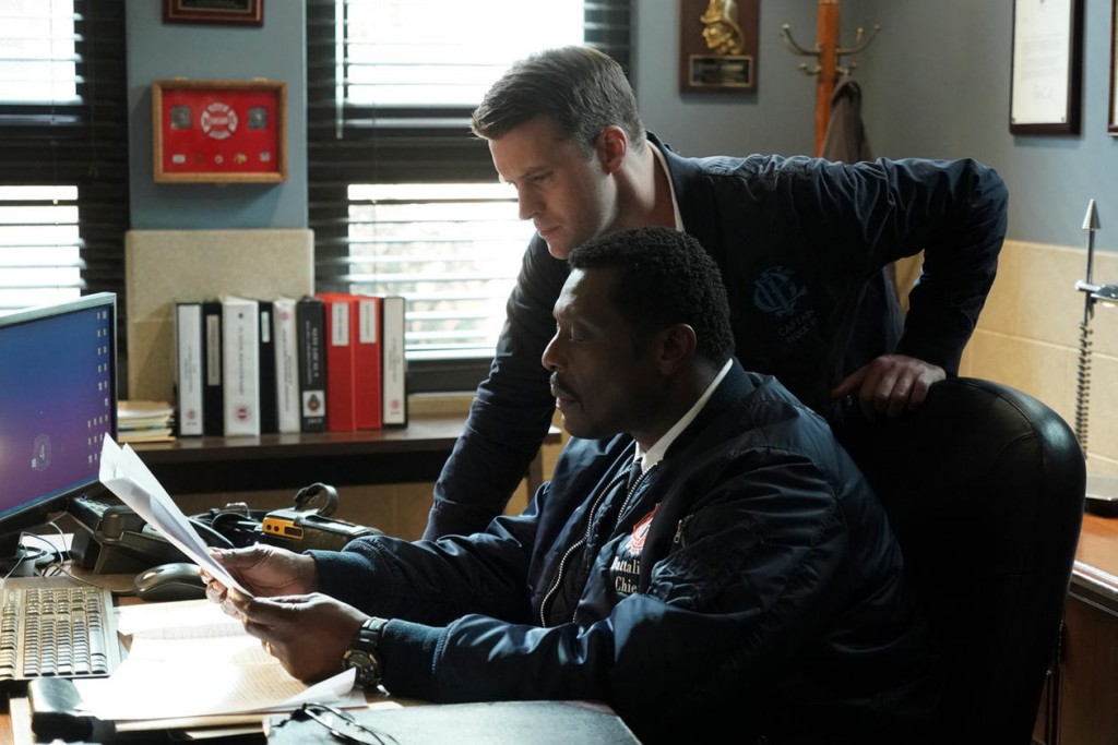 Le capitaine Casey (Jesse Spencer) avec le chef Boden (Eamonn Walker) dans son bureau, en pleine recherche