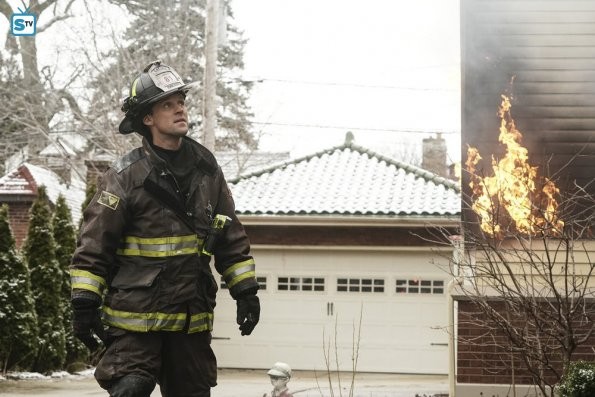 Matt Casey (Jesse Spencer) regarde une maison en flamme