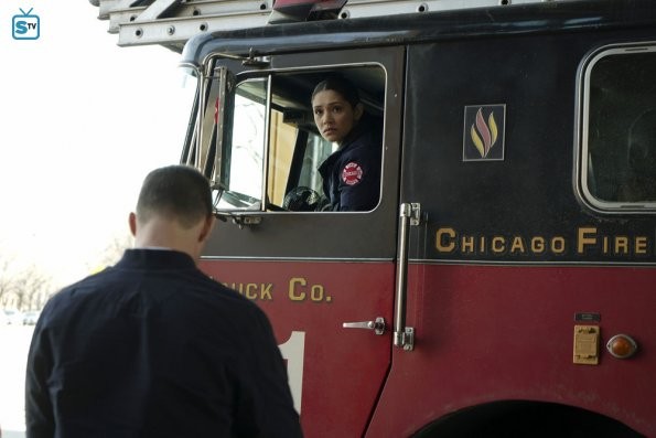 Stella Kidd (Miranda Rae Mayo) au volant du camion