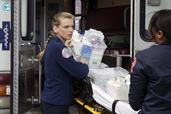 Brett (Kara Kilmer) et Dawson (Monica Raymund) à l'arrière de l'ambulance