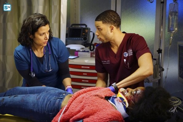 L'infirmière Doris (Lorena Diaz) et Noah Sexton (Roland Buck III) s'occupent d'un patient