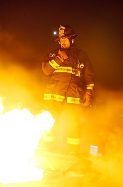 Joe Cruz (Joe Minoso) dans un incendie