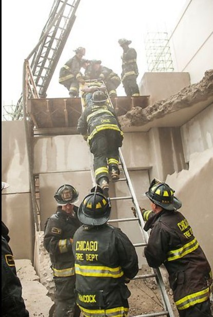 Les pompiers utilise une échelle pour se rendre sur les lieux de l'incident