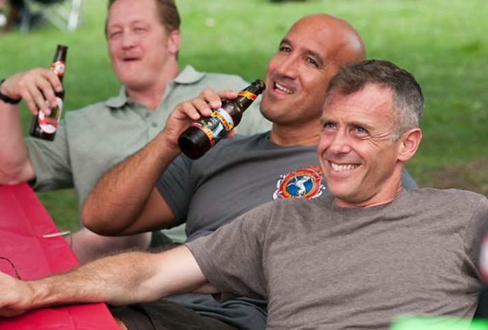 Christopher Herrmann (David Eigenberg), Mouch (Christian Stolte) et Capp (Randy Flager) boivent une bière