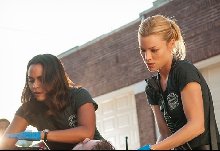 Gabriela Dawson (Monica Raymund) et Leslie Shay (Laurent German) aident une victime