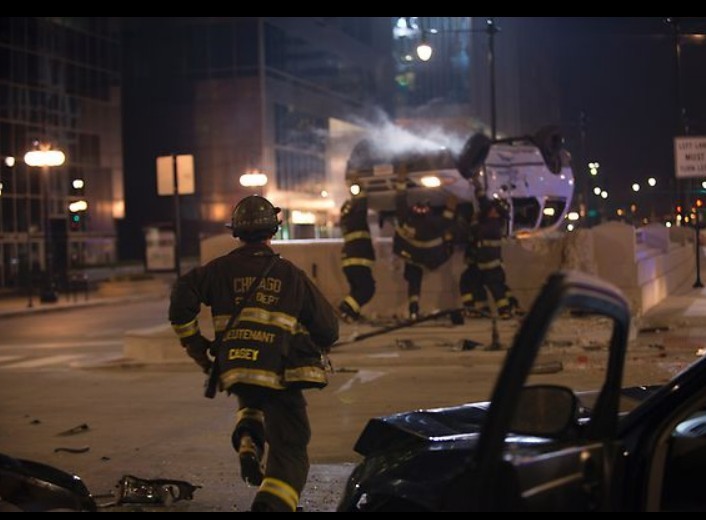 Matthew Casey (Jesse Spencer) accourent aider les pompiers