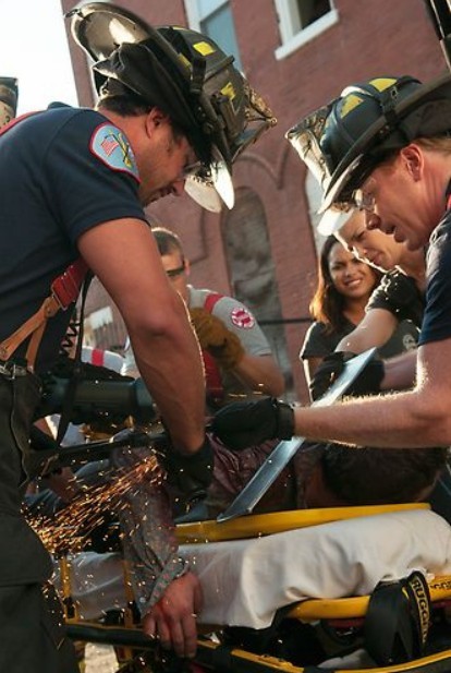 Kelly Severide (Taylor Kinney) découpe un morceau de metal coincé dans une victime