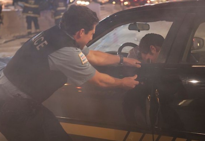 Un policier tente d'ouvrir une portière de voiture