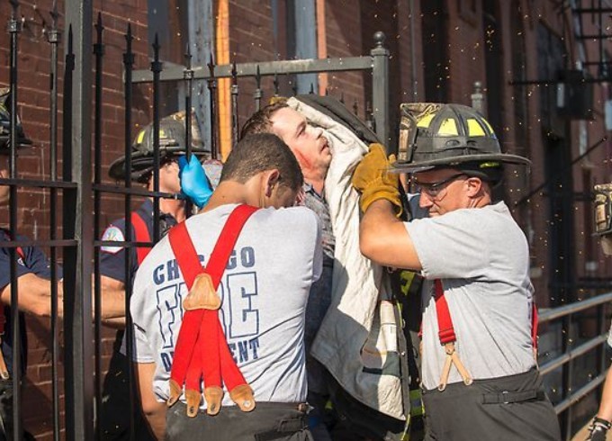 Les pompiers détachent la victime empalé