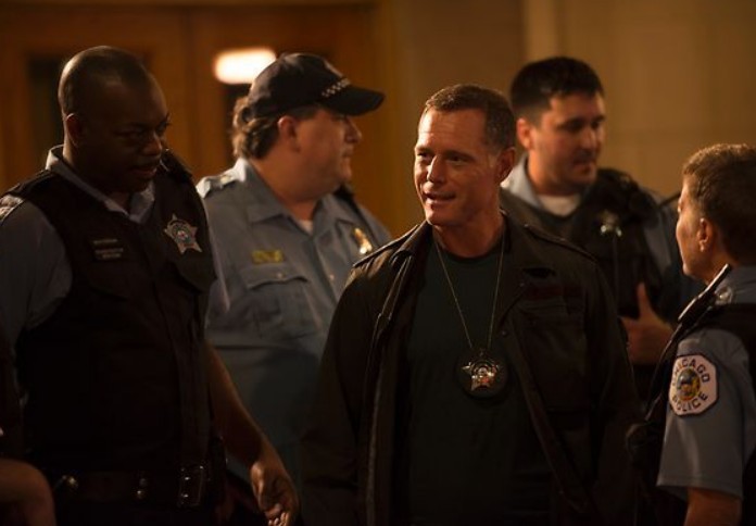 Hank Voight (Jason Beghe) et des policiers