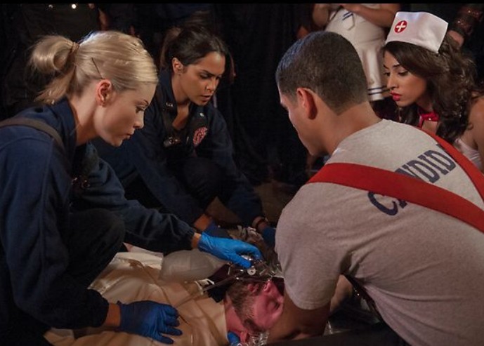 Leslie Shay (Lauren German), Gabriela Dawson (Monica Raymund) et Peter Mills (Charlie Barnett) viennent en aide a une victime