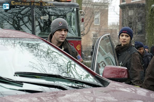Casey (Jesse Spencer) monte en voiture