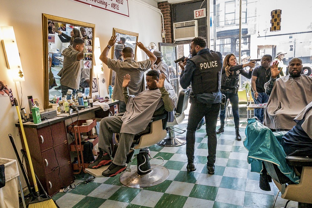 L'équipe prend d’assaut un salon de coiffure