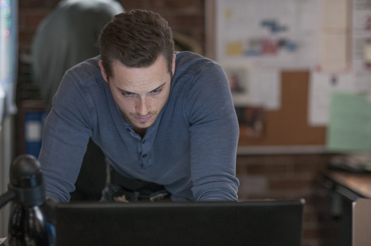 Jay Halstead (Jesse Lee Soffer) travaille sur son ordinateur