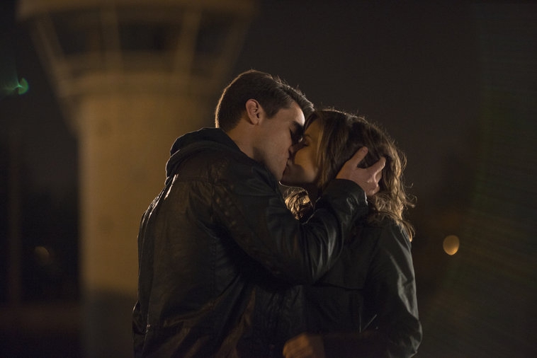Justin et Erin (Josh Segarra et Sophia Bush) s'embrassent