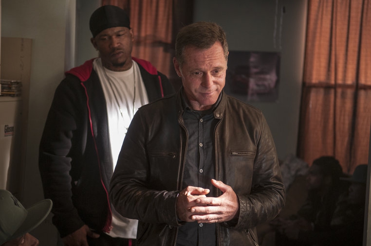 Hank Voight (Jason Beghe) cherche des informations auprès d'un chef de gang