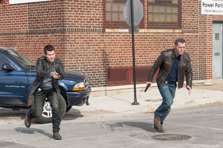 Antonio (Jon Seda) et Hank (Jason Beghe) traquent les criminels