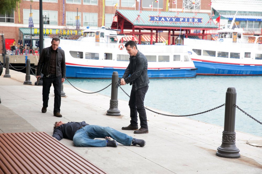 Hank Voight (Jason Beghe) et Antonio Dawson (Jon Seda) ont stoppé un criminel.