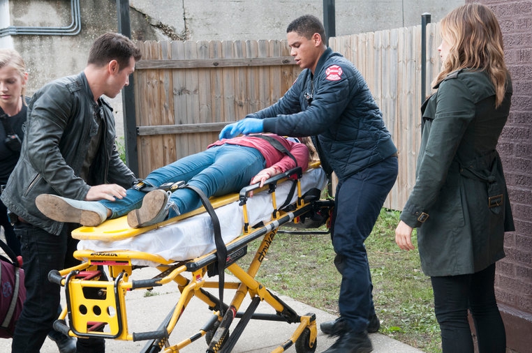 Antonio et Erin laissent faire les ambulanciers