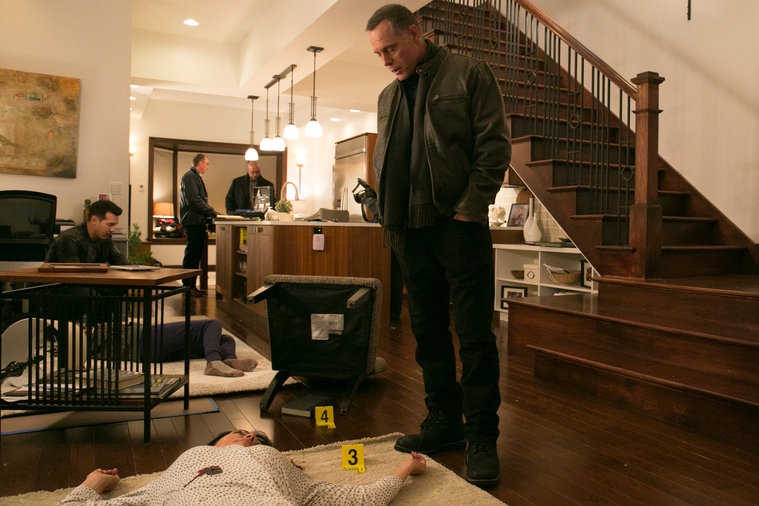 Le sergent Hank Voight (Jason Beghe) et Antonio Dawson (Jon Seda) ne peuvent que constater les homicides