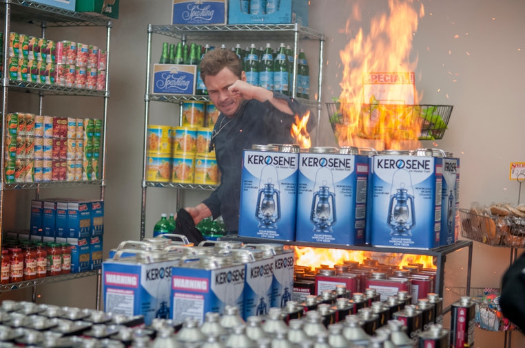 Adam (Patrick J. Flueger) tente d'arrêter les flammes avec sa veste