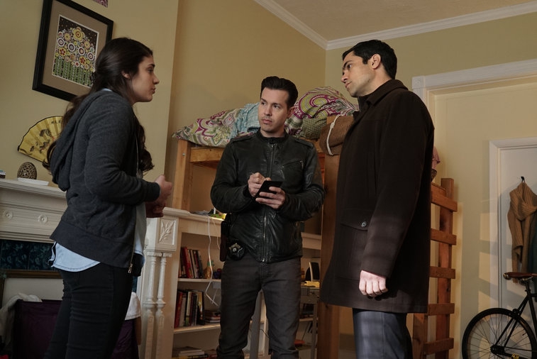 Antonio Dawson (Jon Seda) discute avec un témoin en compagnie de Nick Amaro (Danny Pino)