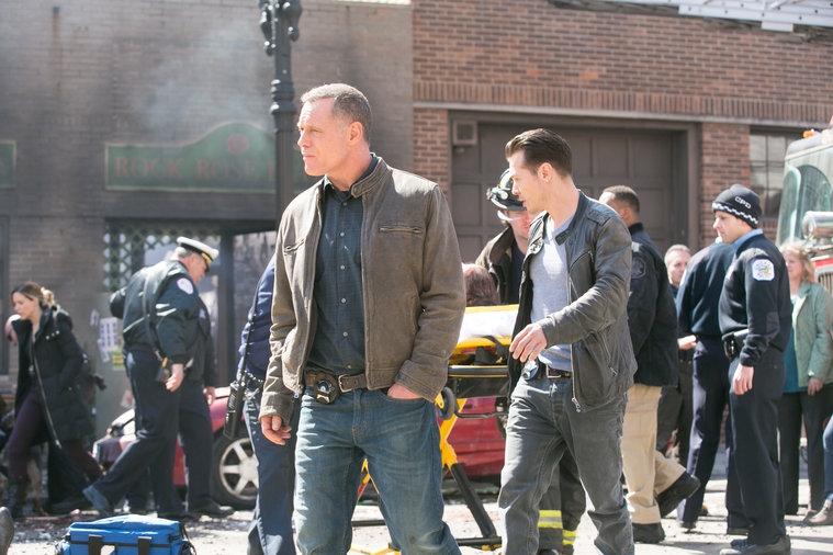 Hank Voight (Jason Beghe) et Antonio Dawson (Jon Seda) sur les lieux d'un incendie