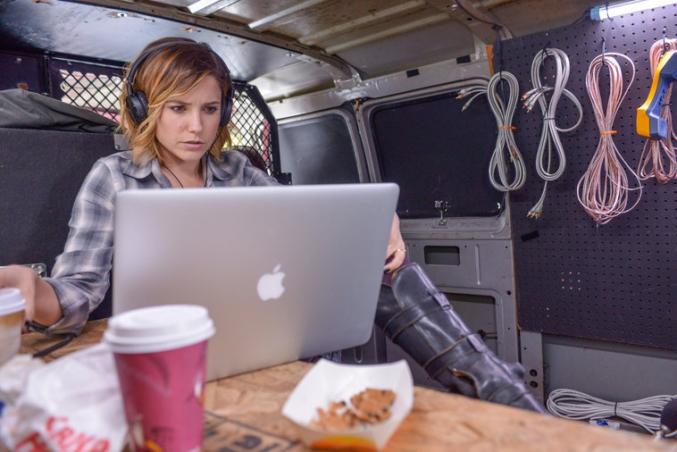 Erin Lindsay (Sophia Bush) est caché dans un van