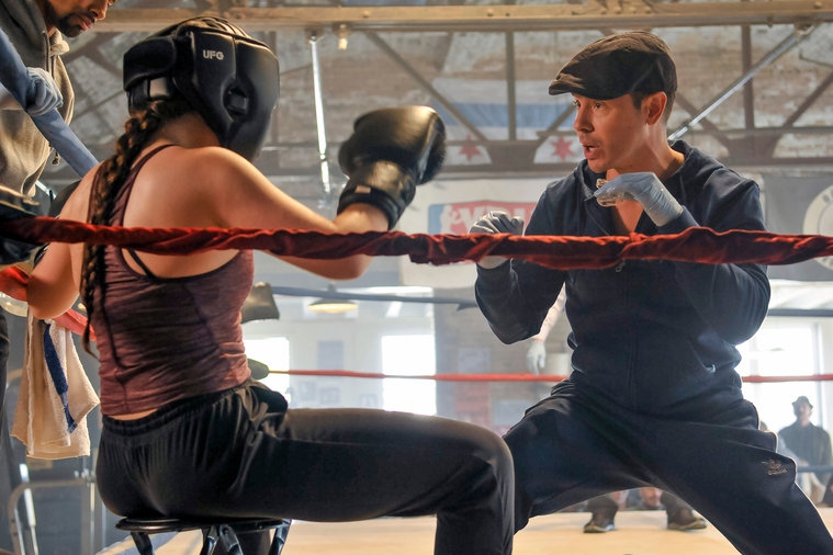 Antonio (Jon Seda) donne une leçon de box à Michelle Sovana (Madison McLaughlin)