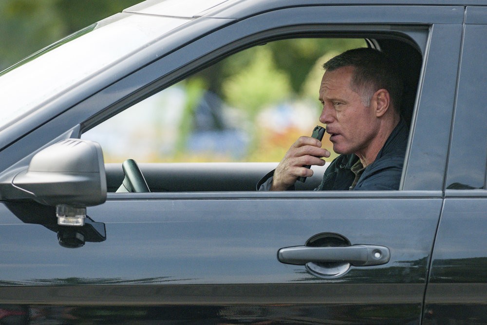 Hank Voight joué par Jason Beghe dans sa voiture