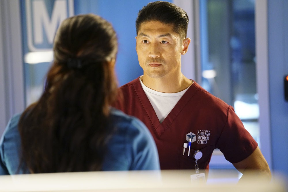 Ethan Choi parle à une infirmière