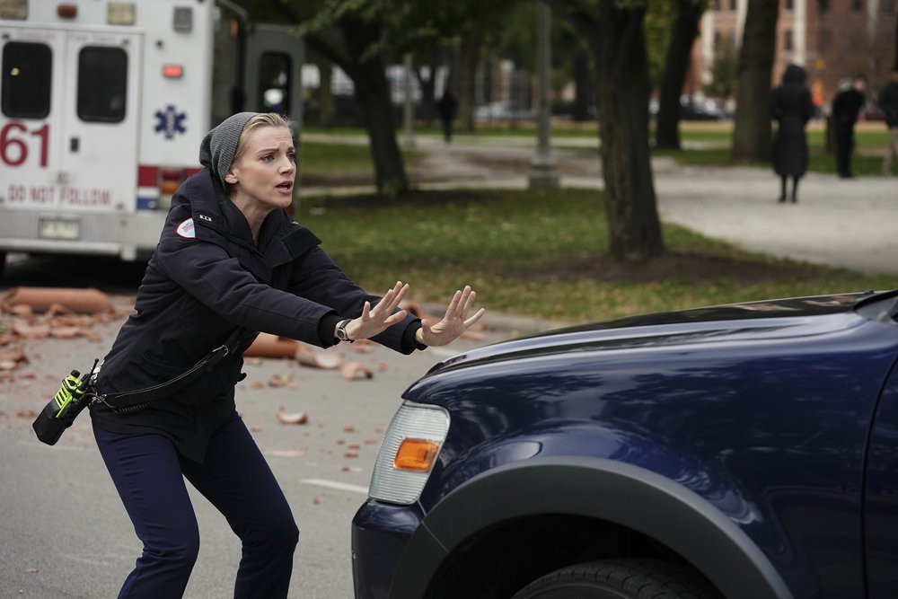 Sylvie Brett (Kara Kilmer) stoppe une voiture