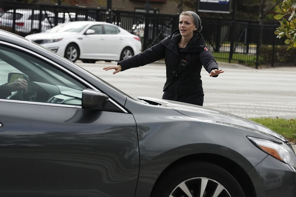 Sylvie Brett (Kara Kilmer) stoppe une voiture