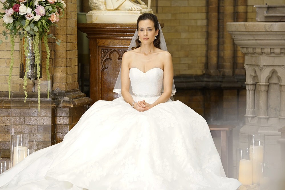 Natalie Manning jouée par Torrey DeVitto en robe de mariée