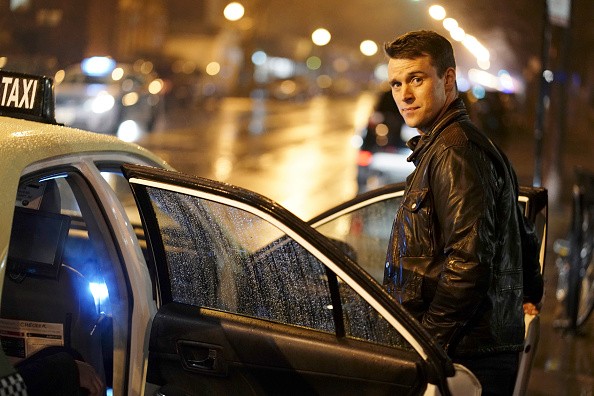Matt Casey (Jesse Spencer) monte dans un taxi