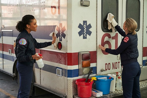 Foster et Brett nettoient l'ambulance