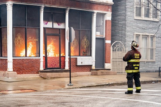 Boden regarde les flammes ravager une boutique