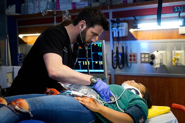 Connor Rhodes joué par Colin Donnel examine un patient