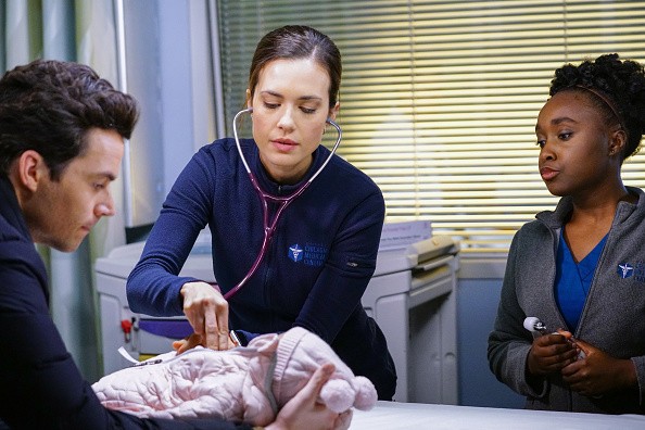 Natalie Manning (Torrey DeVitto) osculte un bébé
