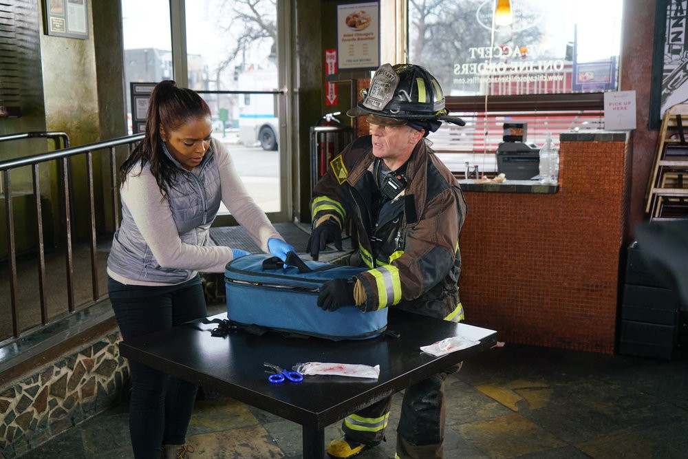 Maggie aide un pompier