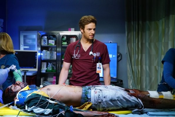 Will Halstead (Nick Gelhfuss) traite un patient