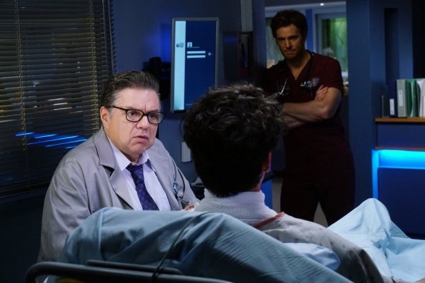 Daniel Charles (Oliver Platt) examine un patient