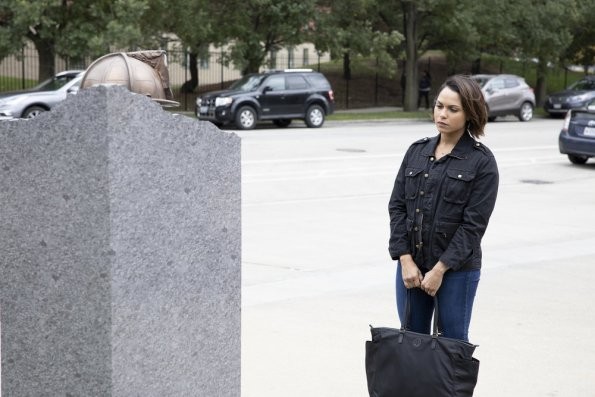 Gaby devant le monument d'Otis