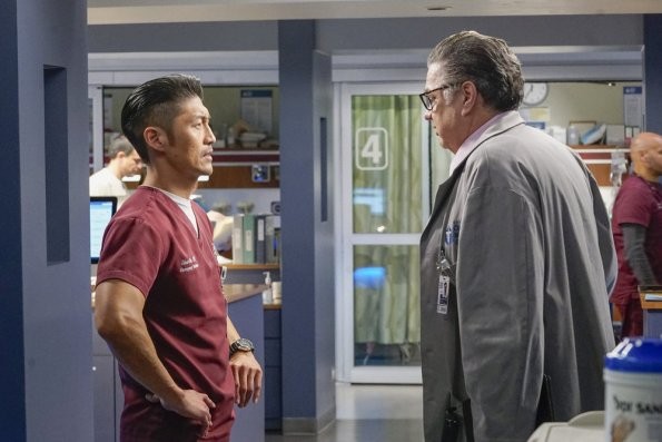Le docteur Choi (Brian Tee) et le docteur Charles (Oliver Platt) parlent d'un patient