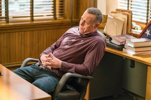 Hank Voight (Jason Beghe) dans son bureau