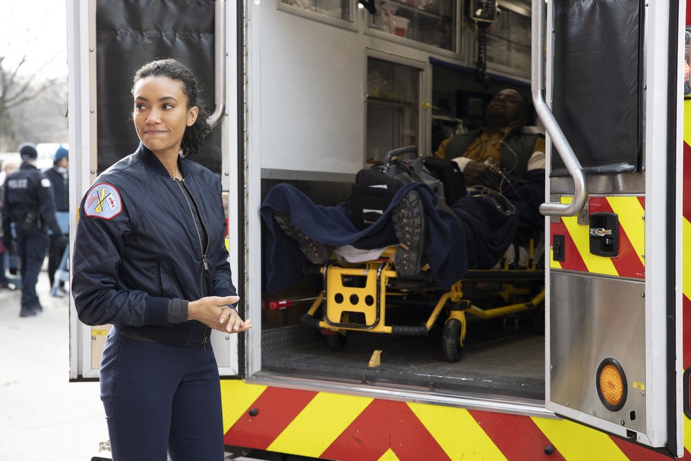 Emily Foster (Annie Illonzeh) derrière l'ambulance